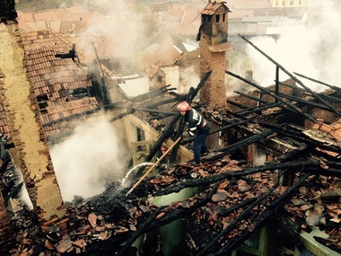 Două persoane au fost transportate la spital, în urma unui incendiu violent petrecut în judeţul Caraş- Severin - FOTO