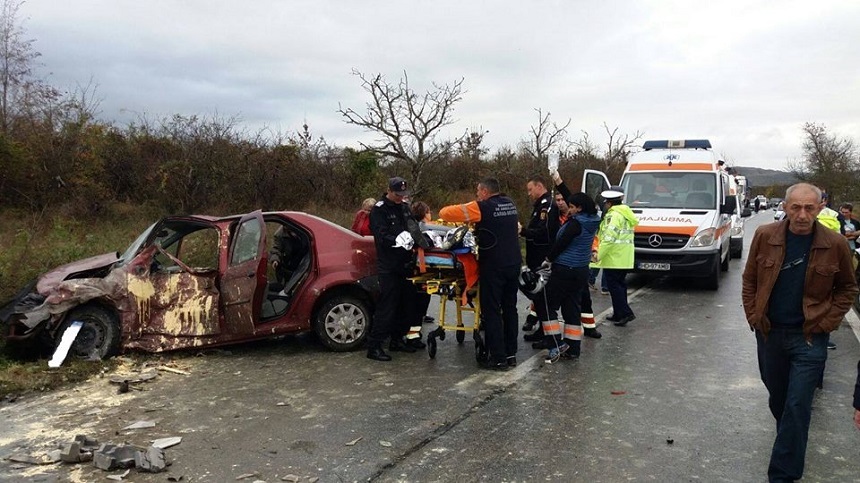 Caraş-Severin: Trei persoane au fost rănite, dintre care două grav, în urma unui accident pe DN 58 - FOTO