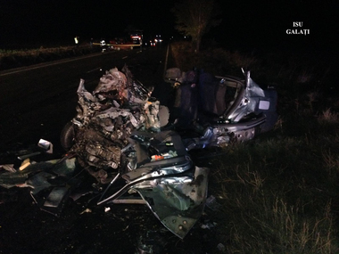 Galaţi: Trei morţi şi 11 răniţi în urma unui accident în care au fost implicate două autoturisme, un microbuz şi un camion