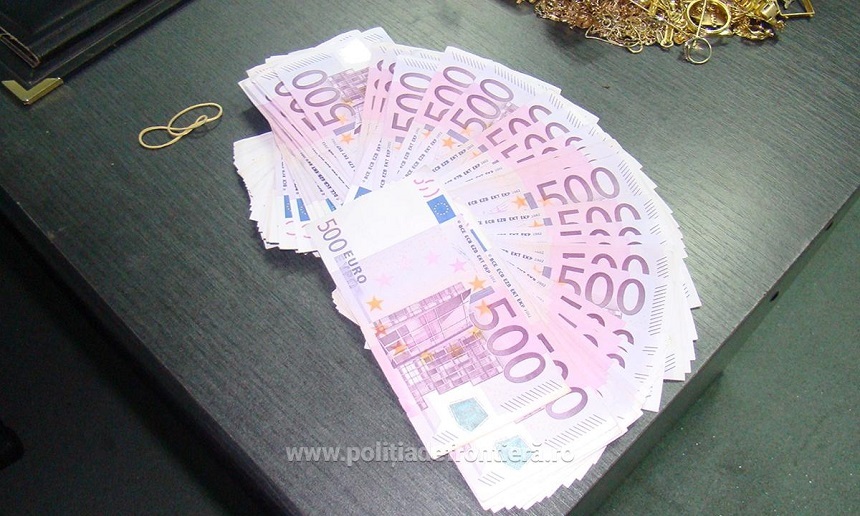Sibiu: Poliţiştii cercetează trei femei şi un bărbat care ar fi furat bijuterii şi bani în valoare de 9.000 de euro şi 14.000 de lei dintr-o casă