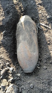 Galaţi: Bombă de aviaţie de aproximativ o sută de kilograme, cu trotilul activ, găsită pe un câmp şi detonată de pirotehnicieni