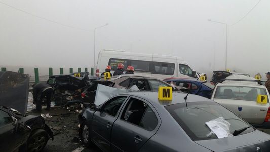 Accident în lanţ pe Autostrada A2. Prefect: Sunt 60 de victime dintre care trei decedate şi 29 de maşini implicate în accident. Arafat: Nicio victimă nu se mai află la locul accidentului VIDEO / FOTO - UPDATE