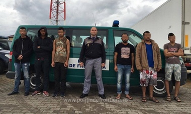 Maramureş: 39 de sirieni ascunşi într-o casă părăsită şi într-o pădure de lângă aceasta, prinşi de poliţişti