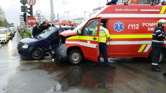 Bărbat rănit grav într-un accident în care a fost implicată o ambulanţă SMURD, în zona Lujerului din Capitală - FOTO