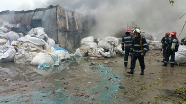 Ilfov: Incendiu la o hală de pe Şoseaua Ştefăneşti, cu risc de extindere la o altă hală; patru persoane sunt rănite