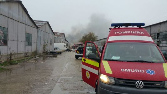 Şase persoane au fost internate în urma incendiului de la hala de pe Şoseaua Ştefăneşti, una este intubată din cauza arsurilor de căi respiratorii 
