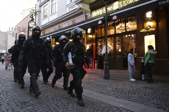 INCIDENTE între suporterii polonezi în Centrul Vechi al Capitalei, înaintea meciului România - Polonia. Şase persoane, duse la Poliţie (FOTO: Inquam Photos / Octav Ganea)