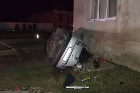Sibiu: Patru bărbaţi au murit într-un accident pe DN 14, după ce au intrat cu maşina într-un zid şi s-au răsturnat