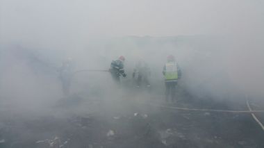 Vaslui: Patruzeci de vite şi peste 50 de tone de furaje au ars într-un puternic incendiu la o fermă. Cauza nu a fost încă stabilită