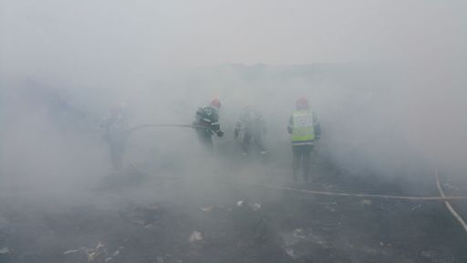 Vaslui: Patruzeci de vite şi peste 50 de tone de furaje au ars într-un puternic incendiu la o fermă. Cauza nu a fost încă stabilită