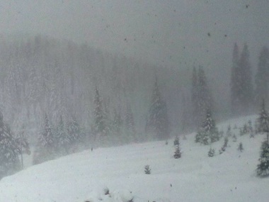 Hunedoara: 20 de copii blocaţi pe munte din cauza zăpezii, coborâţi de salvamontişti. Pe creastă este risc de avalanşe