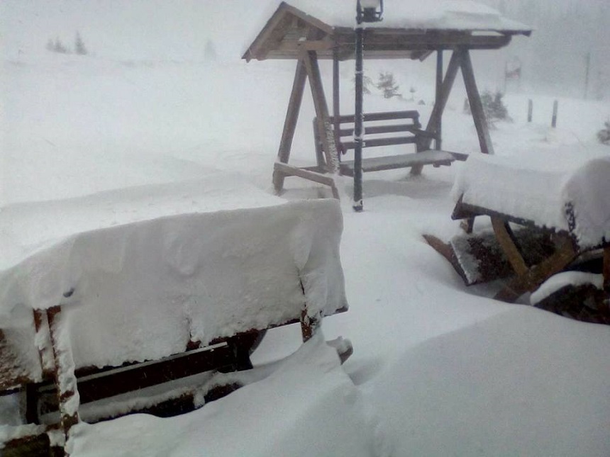 Alba: O sută de turişti surprinşi de ninsoare în Munţii Şureanu. Autorităţile le recomandă să rămână în cabane până ce drumul va fi curăţat