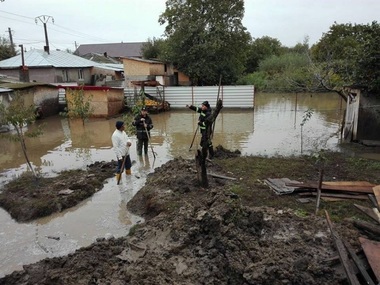 Vaslui: Localitate izolată din cauza unui drum judeţean acoperit de apă şi peste 30 de gospodării inundate, în urma revărsării unui râu