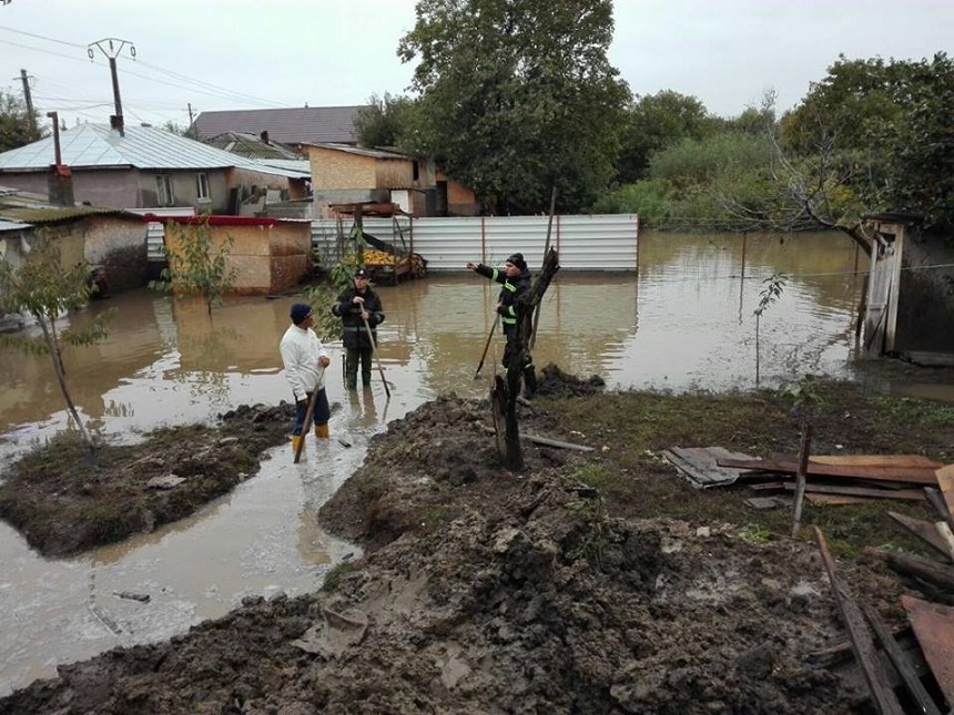 Vaslui: Localitate izolată din cauza unui drum judeţean acoperit de apă şi peste 30 de gospodării inundate, în urma revărsării unui râu