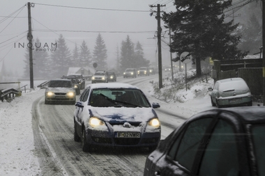 Echipaje ISU au intervenit în mai multe rânduri pe DN1, pe Valea Prahovei, pentru îndepărtarea unor copaci doborâţi de vânt