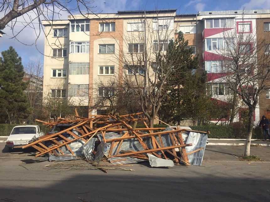 Giurgiu: Bucăţi de acoperiş smulse de vânt, copaci căzuţi şi avarii pe reţeaua de electricitate din cauza vântului puternic