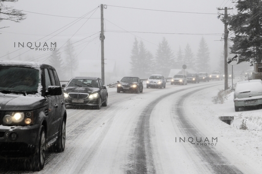 Trafic blocat pe DN 7A, în Hunedoara şi Vâlcea, din cauza zăpezii şi a copacilor doborâţi de vânt