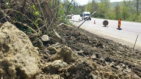 Vrancea: Trafic restricţionat pe DN 2N, după ce asfaltul s-a surpat şi s-a format o groapă de aproximativ doi metri, în urma unei alunecări de teren
