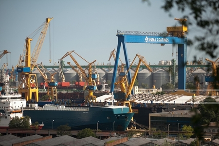 Constanţa: Porturile maritime au redevenit operaţionale la o zi după ce au fost închise din cauza vântului puternic