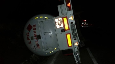 Vaslui: Trafic blocat pe E581, după ce o cisternă cu 17 tone de GPL s-a răsturnat. Pompierii sunt în zonă pentru a preveni o explozie - FOTO