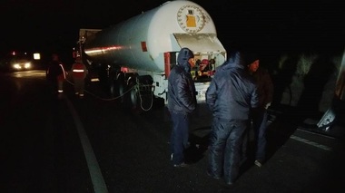 Vaslui: Traficul rutier pe E 581, spre Vama Albiţa, unde o cisternă cu 35 tone GPL s-a răsturnat, reluat pe un singur sens, alternativ