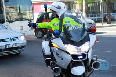 O femeie a născut în maşina personală în timp ce poliţiştii o escortau să ajungă mai repede la spital