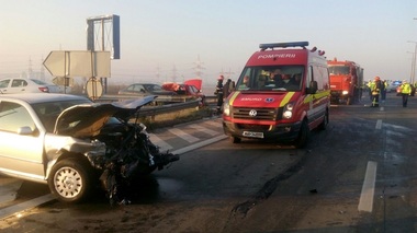 ACCIDENTE în lanţ pe A2 - 17 autoturisme implicate. Raed Arafat anunţă 22 de răniţi, dintre care patru au fost transportaţi la spital. UPDATE, FOTO