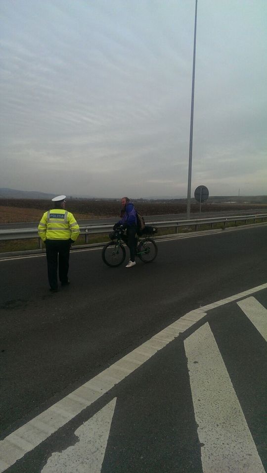 American prins pe bicicletă pe autostradă/Foto: IGPR