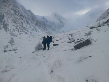 Căutările celor doi fraţi dispăruţi de cinci zile în Munţii Făgăraş continuă; la operaţiune participă pentru a doua zi consecutiv un elicopter