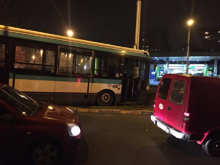 Trei răniţi, după ce un autobuz cu pasageri a intrat într-un stâlp de pe marginea drumului, în cartierul clujean Mărăşti