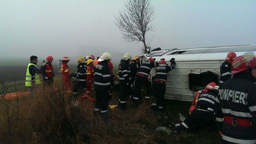 ACCIDENT grav pe DN 2: Trei morţi şi 15 răniţi, după ce un microbuz s-a ciocnit cu un autoturism. Arafat a anunţat declanşarea planului roşu de intervenţie - FOTO, VIDEO