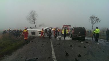 ISU: În total, 18 persoane au fost implicate în accidentul de pe DN2, trei au murit, 15 au fost transportate la spital