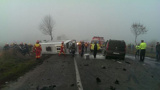 ISU: În total, 18 persoane au fost implicate în accidentul de pe DN2, trei au murit, 15 au fost transportate la spital