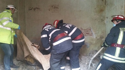 Cadavrul unei femei decedate în urmă cu aproximativ jumătate de an, găsit într-un imobil aflat în paragină în Constanţa