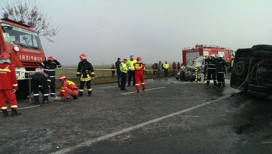 IPJ Ilfov: În momentul accidentului de pe DN 2, în microbuz erau 17 oameni. Vehiculul prevăzut cu 1+19 locuri avea ITP-ul valabil