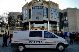 Clădirea Palatului de Justiţie din Baia Mare, evacuată după ce în toaleta publică a fost găsit un pachet suspect; pirotehniştii SRI fac verificări