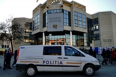 Clădirea Palatului de Justiţie din Baia Mare, evacuată după ce în toaleta publică a fost găsit un pachet suspect; pirotehniştii SRI fac verificări