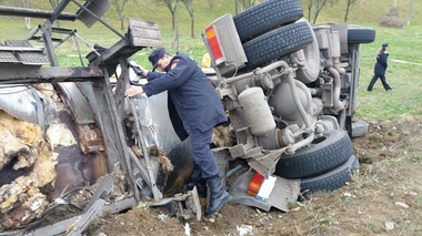Caraş Severin: Cisternă încărcată cu 24 de tone de bitum lichid, substanţă uşor inflamabilă, răsturnată pe DN 6; şoferul a fost rănit uşor - FOTO

