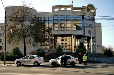 Pachetul suspect găsit în toaleta publică a Palatului de Justiţie din Baia Mare semăna cu o bombă, dar nu avea explozibil. FOTO