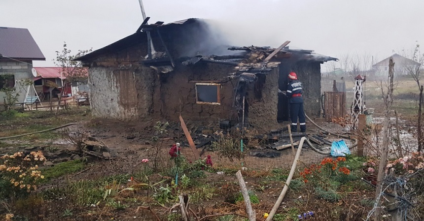 Călăraşi: Bărbat cercetat după ce, supărat că s-a despărţit de iubită, a dat foc casei în care locuia