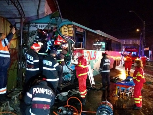 Două persoane rănite în accidentul din Piteşti în care au fost implicate două autobuze, în continuare internate; Poliţia a deschis dosar penal - FOTO
