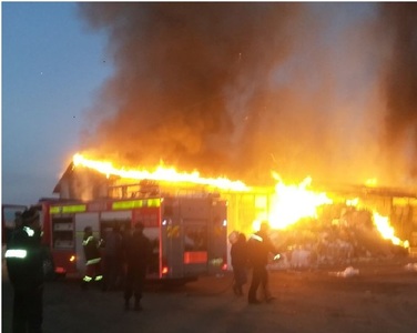 Braşov: Incendiu la un centru de colectare de deşeuri din Codlea; un spaţiu de 500 de metri pătraţi în care era plastic şi hârtie a ars