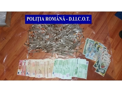Două persoane arestate pentru trafic de substanţe cu efecte psihoactive, în urma unor percheziţii în Oneşti şi Braşov - FOTO