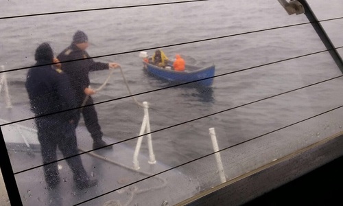 Constanţa: Doi pescari care s-au rătăcit din cauza ceţii şi pluteau în derivă pe mare, salvaţi de poliţiştii de frontieră - FOTO