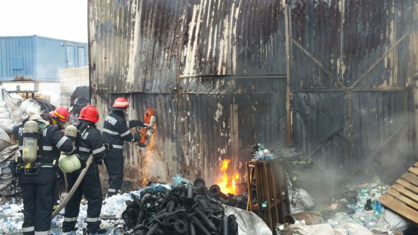 Persoană găsită carbonizată într-o baracă improvizată care a ars în totalitate, pe un şantier din Capitală