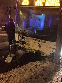Cluj: Cinci persoane, rănite după ce autoturismul în care se aflau a fost lovit de un troleibuz