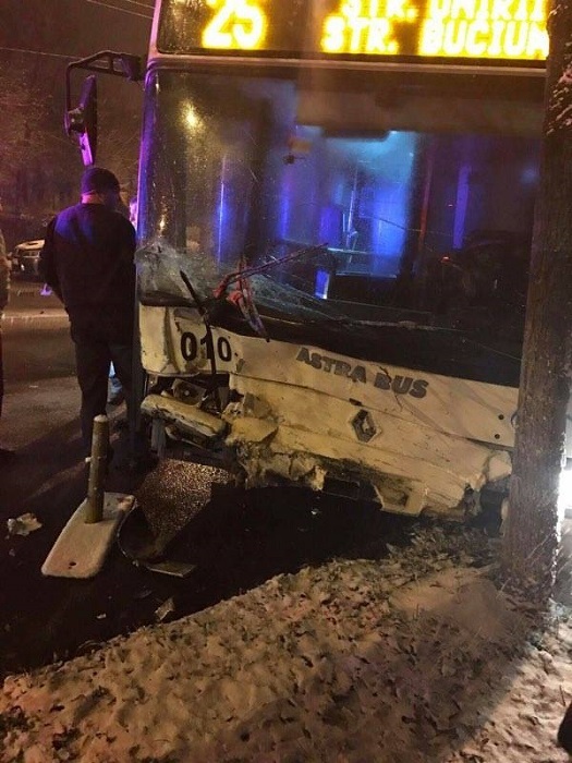 Cluj: Şoferul care a provocat accidentul soldat cu cinci răniţi, în care a fost implicat şi un troleibuz, reţinut; tânărul nu avea permis