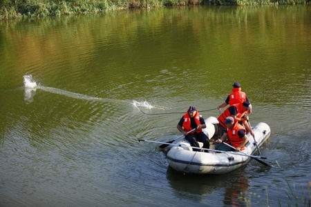 Tulcea: Un bărbat care ar fi căzut dintr-o barcă în Dunăre, căutat de pompieri