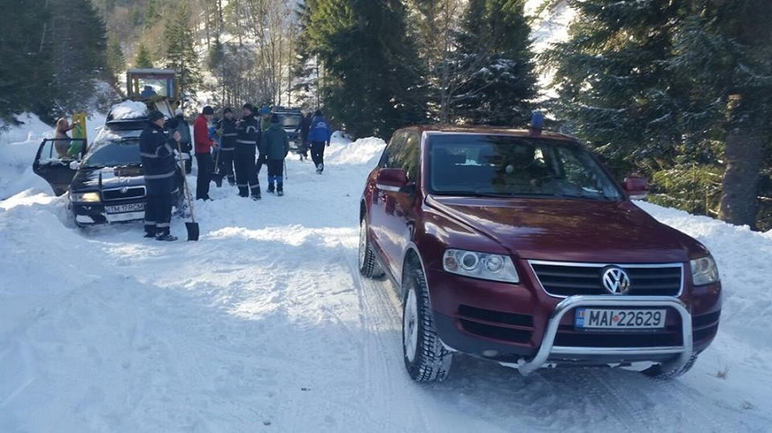 Turişti blocaţi în Retezat din cauza zăpezii, salvaţi de către pompieri şi jandarmi după o acţiune dificilă de zece ore - FOTO