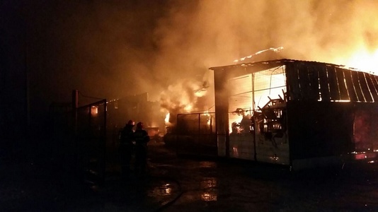 Pompierii încearcă de mai bine de cinci ore să stingă incendiul de la hala din Agigea - VIDEO